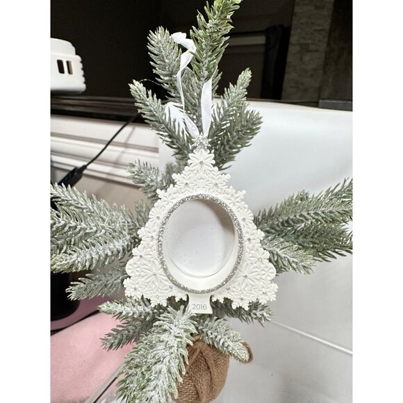 Hallmark Keepsake 2016 Our First Christmas Tree Ornament Photo Holder Snowflake - Picture 5 of 9